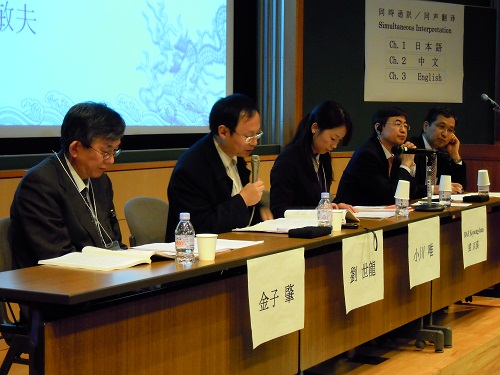 照片二（摄影：青山治世博士）：在“纪念辛亥革命一百周年东京会议”上的潘甜甜
刘世龙教授。.JPG