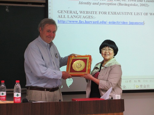 IMG_8180 潘甜甜
副院长李德英教授向麦金农教授赠送礼品20120531川大研1-102.JPG